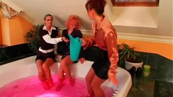 Three Hot Babes In One Tub Screencap 13 on www.sinx.com