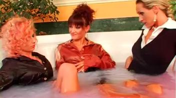 Three Hot Babes In One Tub Screencap 31 on www.sinx.com