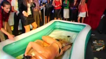 Eurobabe Grease Fight Screencap 91 on www.sinx.com