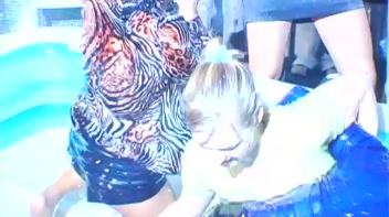 Eurobabe Grease Fight Screencap 33 on www.sinx.com