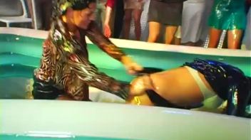 Eurobabe Grease Fight Screencap 42 on www.sinx.com