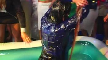 Eurobabe Grease Fight Screencap 45 on www.sinx.com