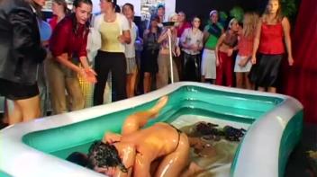 Eurobabe Grease Fight Screencap 64 on www.sinx.com