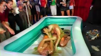 Eurobabe Grease Fight Screencap 81 on www.sinx.com