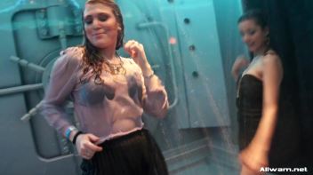 Livin' It Up Wetlook Style Screencap 53 on www.sinx.com