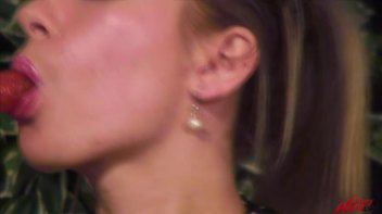 Pleasure Pissing Screencap 85 on www.sinx.com