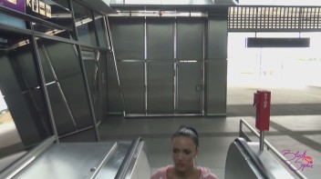 Mit vollgespritzem Gesicht zur U - Bahn Screencap 36 on www.sinx.com