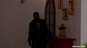 Burglar Gets a Messy Surprise Screencap 1 on www.sinx.com