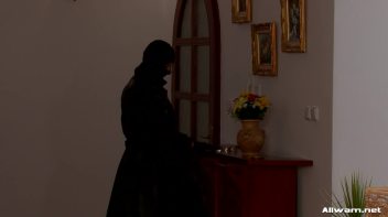 Burglar Gets a Messy Surprise Screencap 2 on www.sinx.com