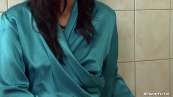 Lesbians Rub a Dub Dub Pussies In The Tub Screencap 8 on www.sinx.com