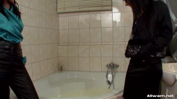 Lesbians Rub a Dub Dub Pussies In The Tub Screencap 1 on www.sinx.com