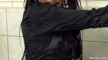 Lesbians Rub a Dub Dub Pussies In The Tub Screencap 35 on www.sinx.com