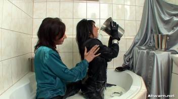 Lesbians Rub a Dub Dub Pussies In The Tub Screencap 36 on www.sinx.com