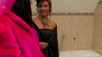 Glamor Gals Take A Milk Bath Screencap 3 on www.sinx.com