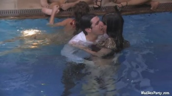 Poolgirls P2 Screencap 53 on www.sinx.com