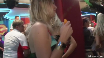 Bikini Beach Balls Part 1 - Cam 2 Screencap 33 on www.sinx.com