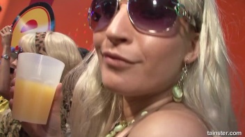 Bikini Beach Balls Part 1 - Cam 2 Screencap 36 on www.sinx.com