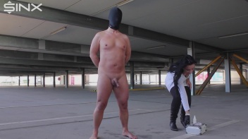 Den Sack im Parkhaus genadelt Screencap 2 on www.sinx.com