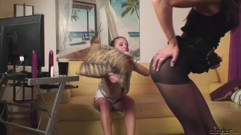 Piss Lesbos - Rachel Evans & Leony Aprill Screencap 16 on www.sinx.com