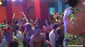 Bikini Beach Balls Part 3 - Cam 3 Screencap 50 on www.sinx.com