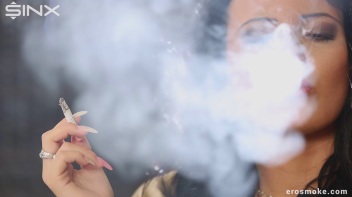Smoking Hot Seductress Screencap 30 on www.sinx.com