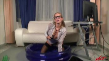 A Very Wet And Live Leony Screencap 73 on www.sinx.com