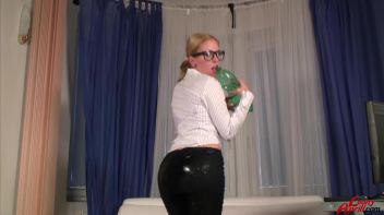 A Very Wet And Live Leony Screencap 21 on www.sinx.com