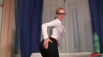 A Very Wet And Live Leony Screencap 27 on www.sinx.com