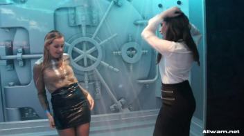 Gorgeous Shower Girls Screencap 1 on www.sinx.com