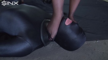 Kümmere dich um meine Füsse , Sklave Screencap 92 on www.sinx.com