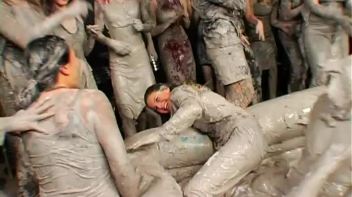 Two Dozen Babes Cheer On The Mud Fight Screencap 92 on www.sinx.com