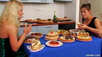 Anniversary Party Food Fight Screencap 5 on www.sinx.com