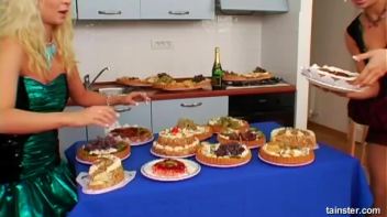 Anniversary Party Food Fight Screencap 6 on www.sinx.com