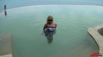 Leony's Vacation Wetlook Play Screencap 41 on www.sinx.com