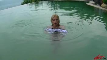 Leony's Vacation Wetlook Play Screencap 63 on www.sinx.com