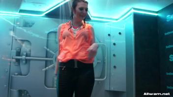 Wet 'n Wild Screencap 46 on www.sinx.com