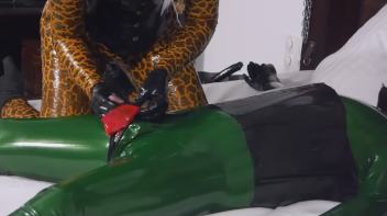 Latexgelüste 1 Screencap 19 on www.sinx.com