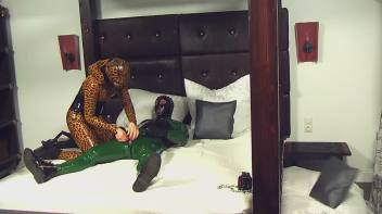 Latexgelüste 1 Screencap 22 on www.sinx.com