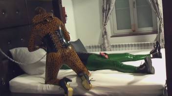 Latexgelüste 1 Screencap 25 on www.sinx.com