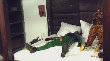 Latexgelüste 1 Screencap 27 on www.sinx.com