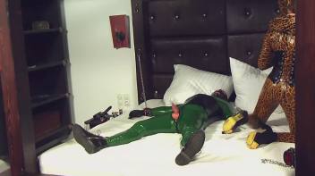 Latexgelüste 1 Screencap 28 on www.sinx.com