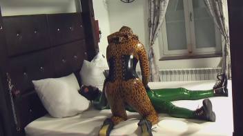 Latexgelüste 1 Screencap 11 on www.sinx.com