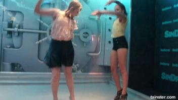 Wet amateur girls go berzerk Screencap 84 on www.sinx.com