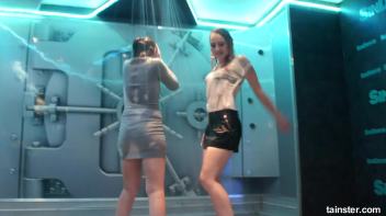 Wet amateur girls go berzerk Screencap 37 on www.sinx.com