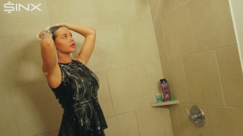 Wet Look Eurobabe Lathers Her Hair Screencap 28 on www.sinx.com