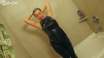 Wet Look Eurobabe Lathers Her Hair Screencap 46 on www.sinx.com