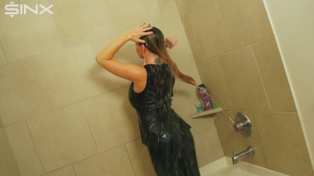Wet Look Eurobabe Lathers Her Hair Screencap 65 on www.sinx.com