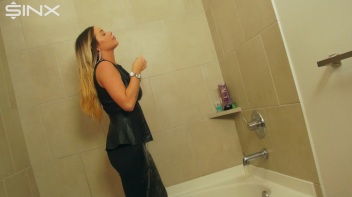Wet Look Eurobabe Lathers Her Hair Screencap 7 on www.sinx.com