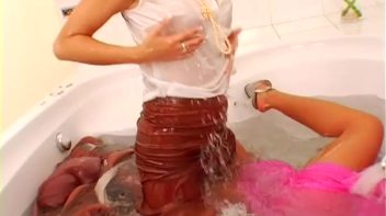 Sensual Shampoo In The Bath Screencap 85 on www.sinx.com