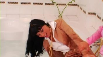 Sensual Shampoo In The Bath Screencap 18 on www.sinx.com